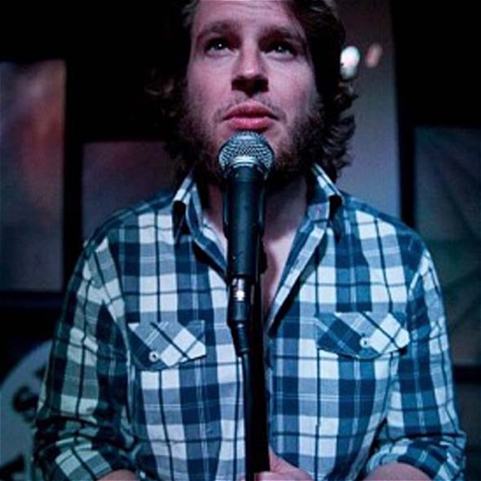 Male comedian with beard