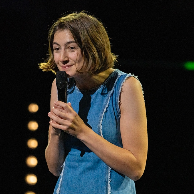 JoJo Maberly performs stand up comedy.